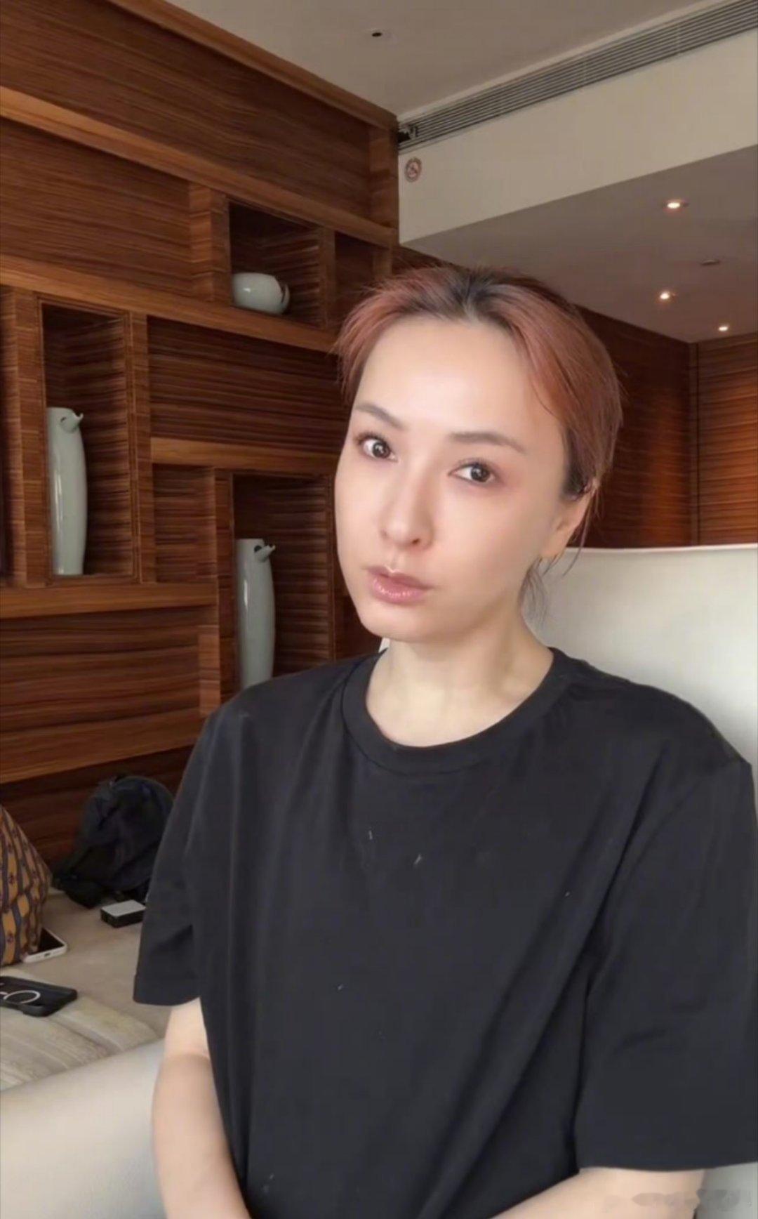 吴昕的脸怎么了是不是滤镜问题啊，可能磨皮开的有点大？ ​​​