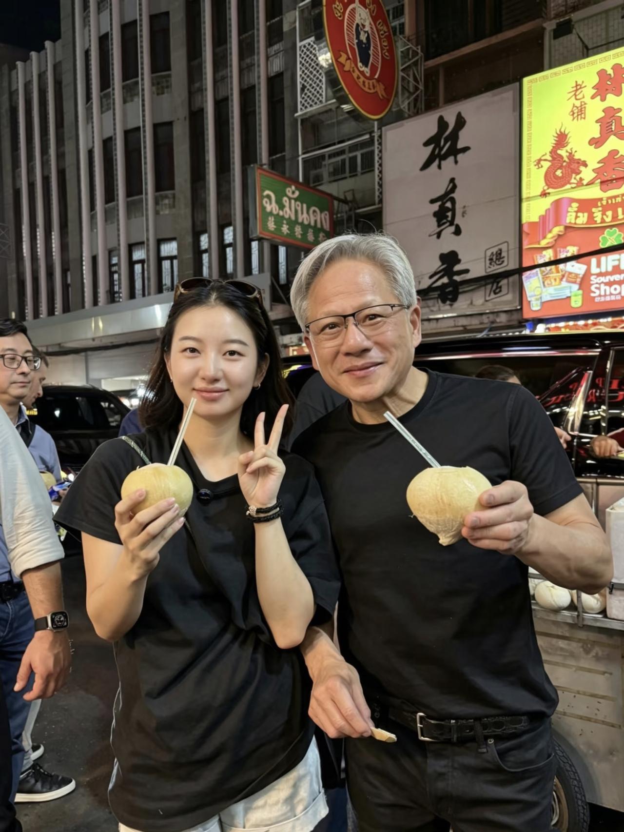 63岁英伟达总裁黄仁勋在泰国街头被偶遇，他在路边摊买椰子水，非常接地气，完全不担