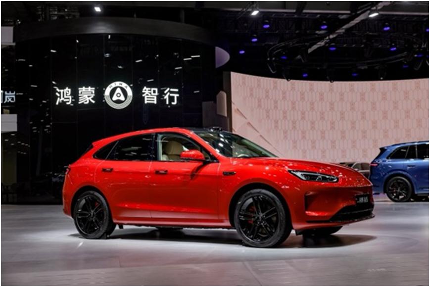 手机一碰，车就懂你！问界新M5 Ultra把鸿蒙生态玩明白了
在广州车展鸿蒙智行