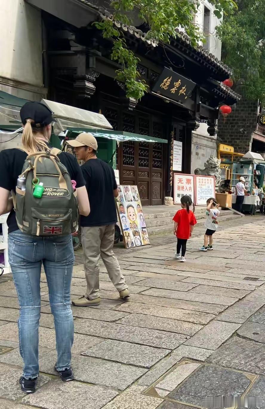 49岁撒贝宁在北京，带家人去看赛车，打扮像探险家，肤色黑了好多 ​​​