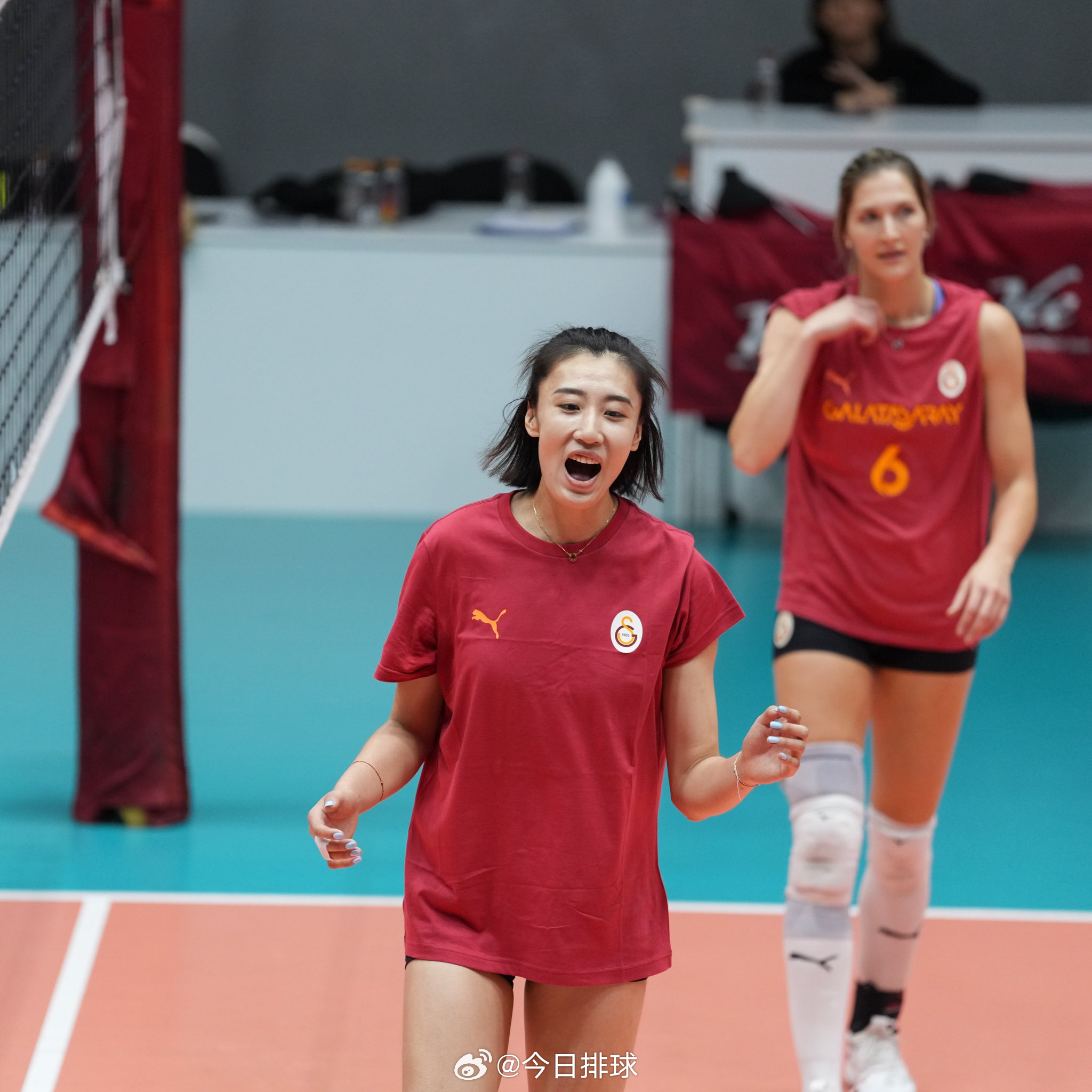 排球明星 加拉塔萨雷：王媛媛 开始随队训练。 