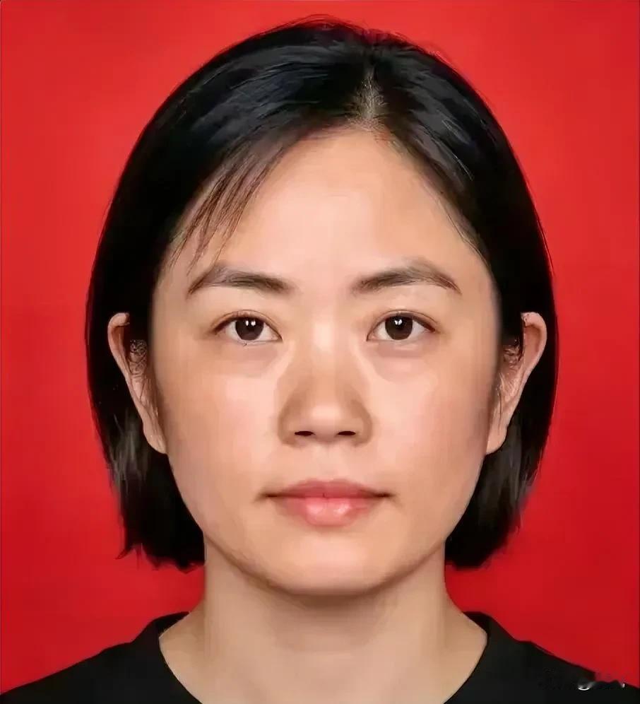 谁能想到，一位手握大校军衔、拥有高级工程师职称，本该退休享福、安稳度日的女军人，