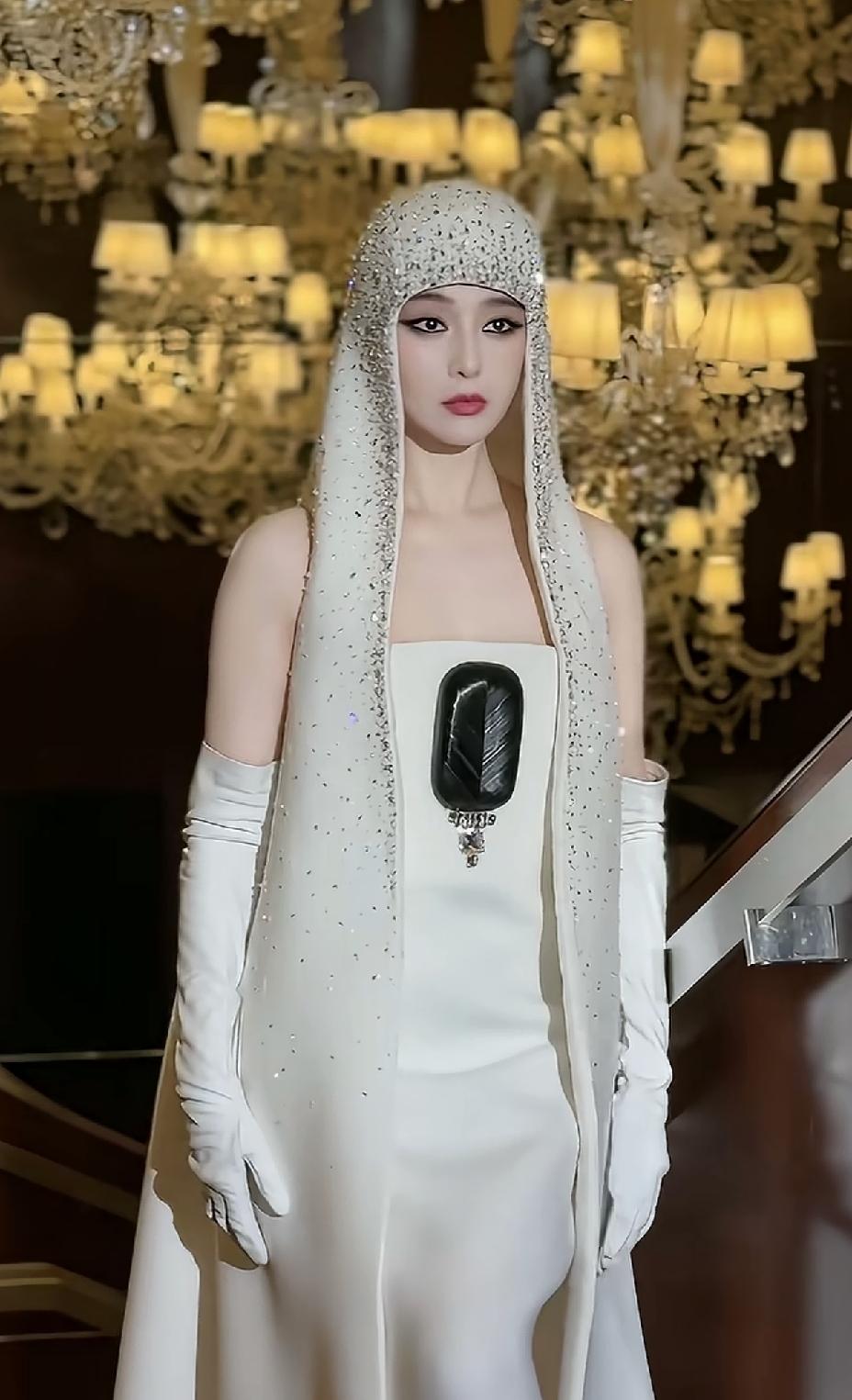 依旧是从前那个自信美丽的女子。