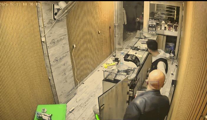 胆小勿看！国外劫匪有多凶残？请看图。

12月19日晚，国外两名持枪劫匪进入一家