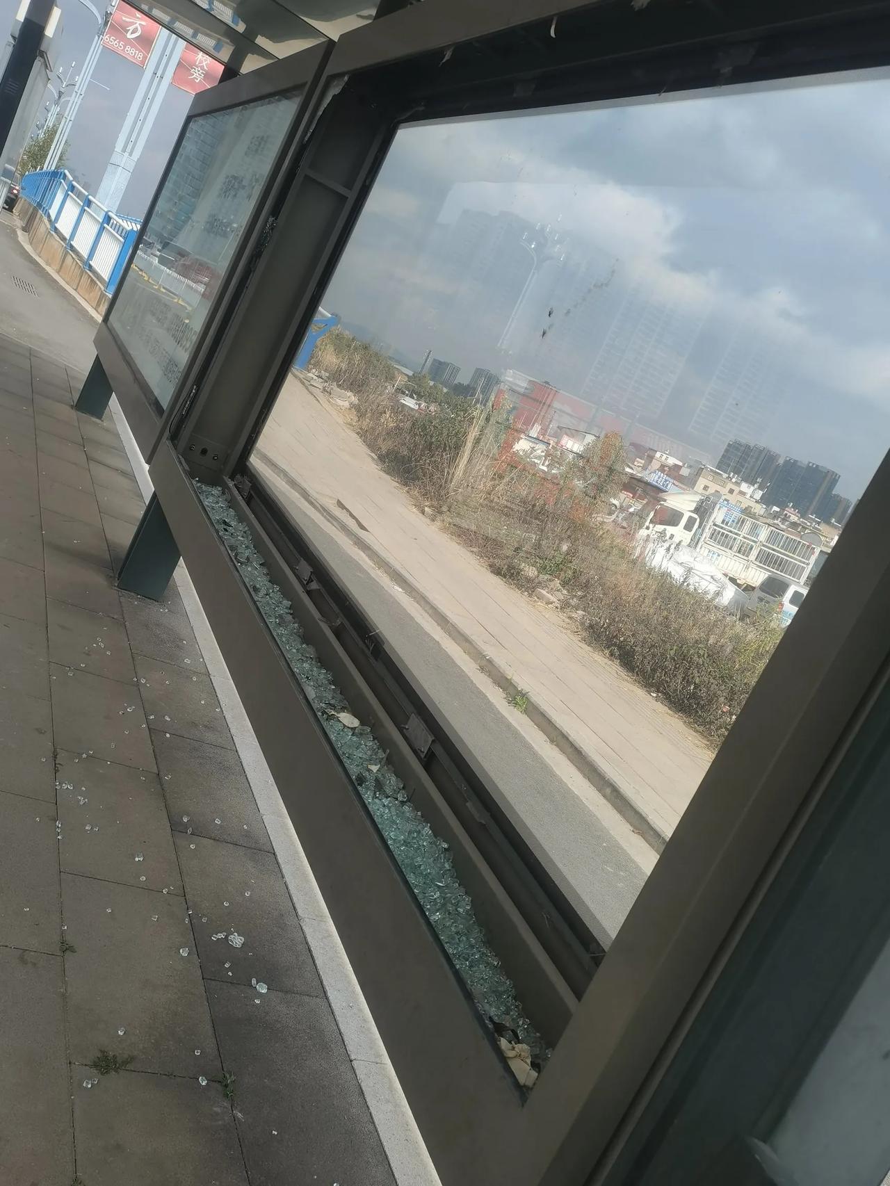 这个什么情况，公交车站的玻璃怎么会这样，希望是在深夜无人的时候坏的，没有伤到人，