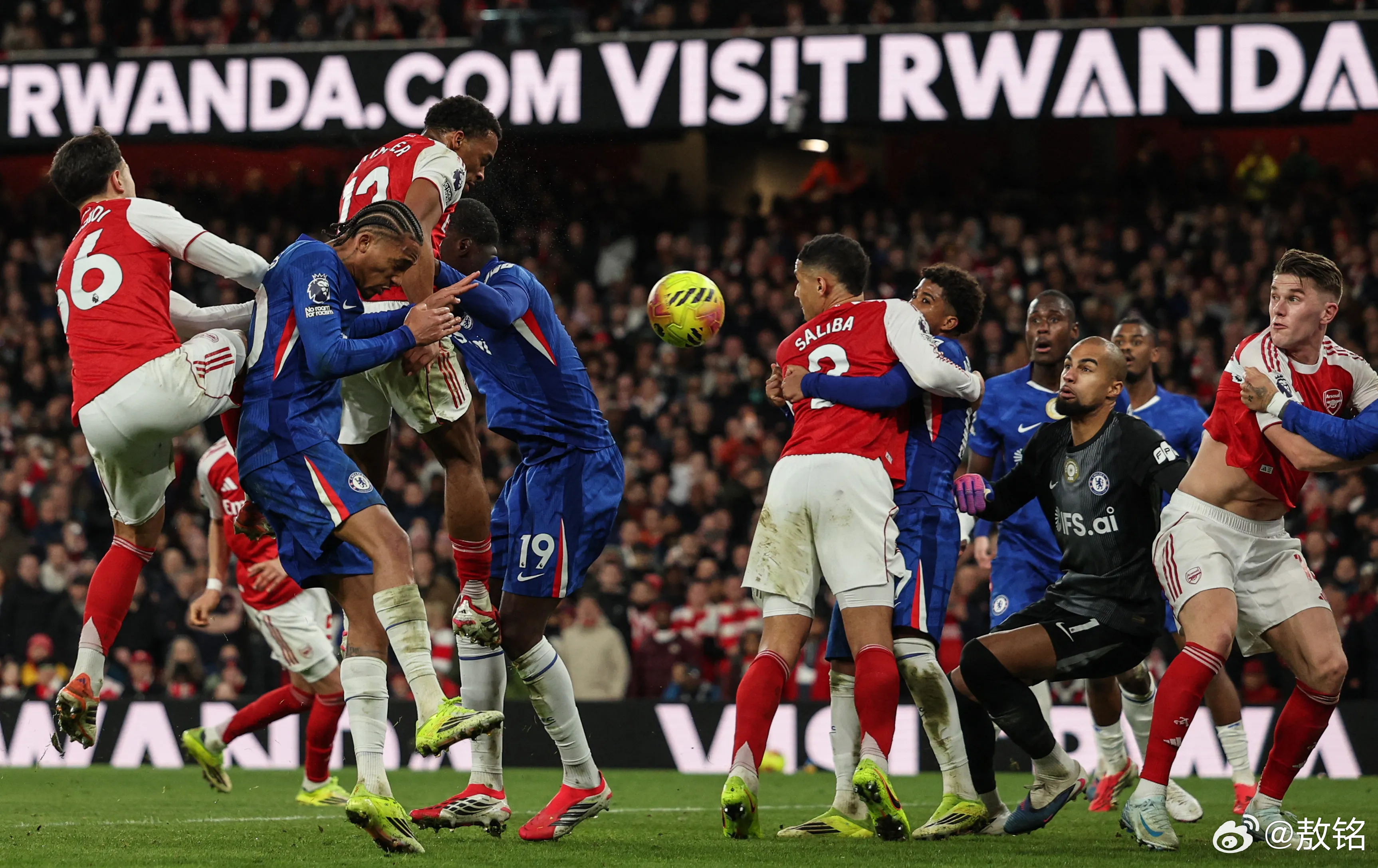 阿森纳 英超第28轮战罢，几乎所有话题都集中到一个词，角球。有人说，英超联赛已经