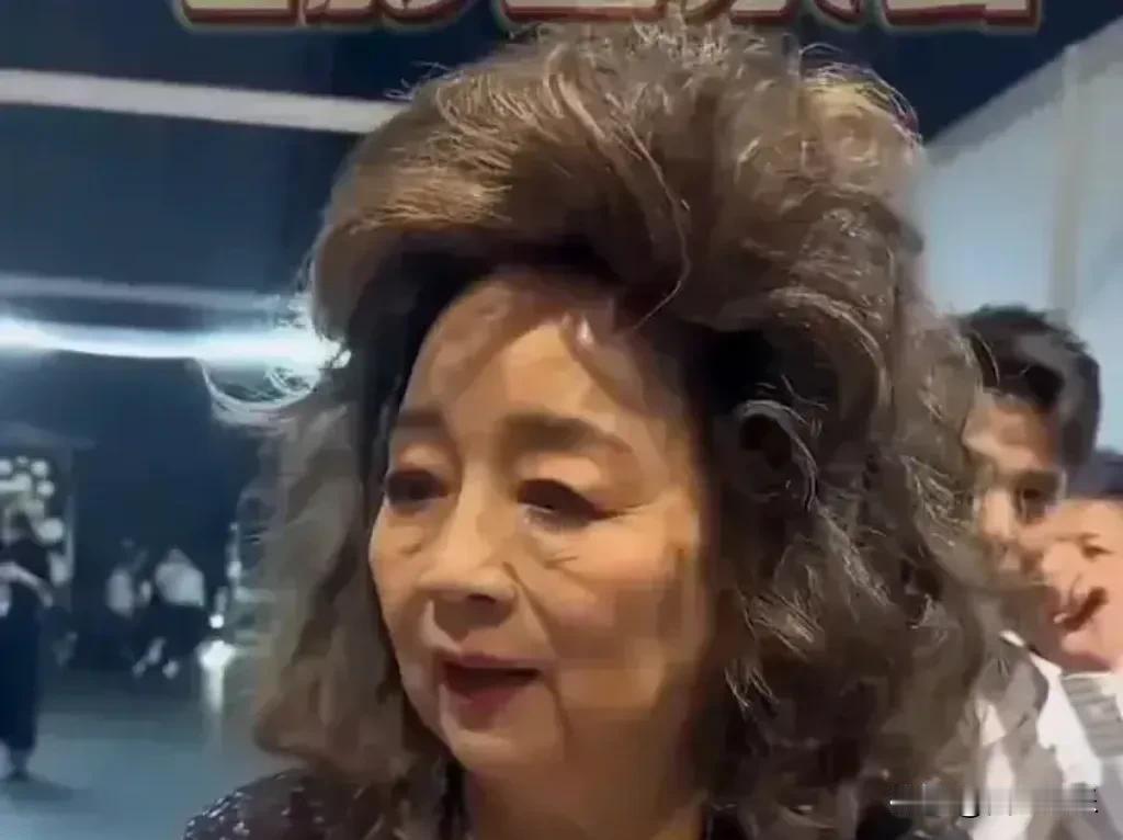 四和娱乐:关注
你还记得那位七八十年代的璀璨歌星吗？她的歌声曾风靡一时，如今却渐
