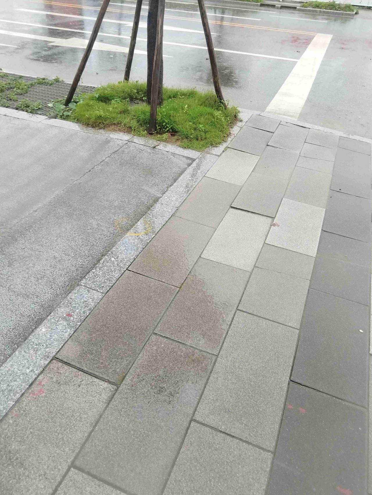 我的今日状态：😁轻松愉快
我这里的天气：🌧下雨
瀑雨天气最好别出门哦，必须出
