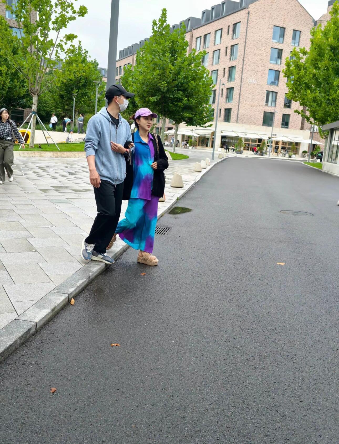 马龙夏露小夫妻俩挽手散步好幸福[捂嘴哭]阿那亚偶遇马龙夏露 马龙夏露挽手散步 ​