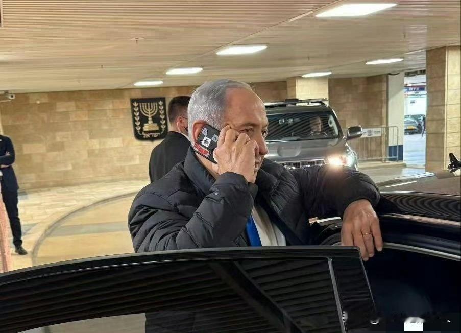 外网传疯了？！
到底啥情况？
以色列🇮🇱总理内塔尼亚胡用的手机都没摄像头？[