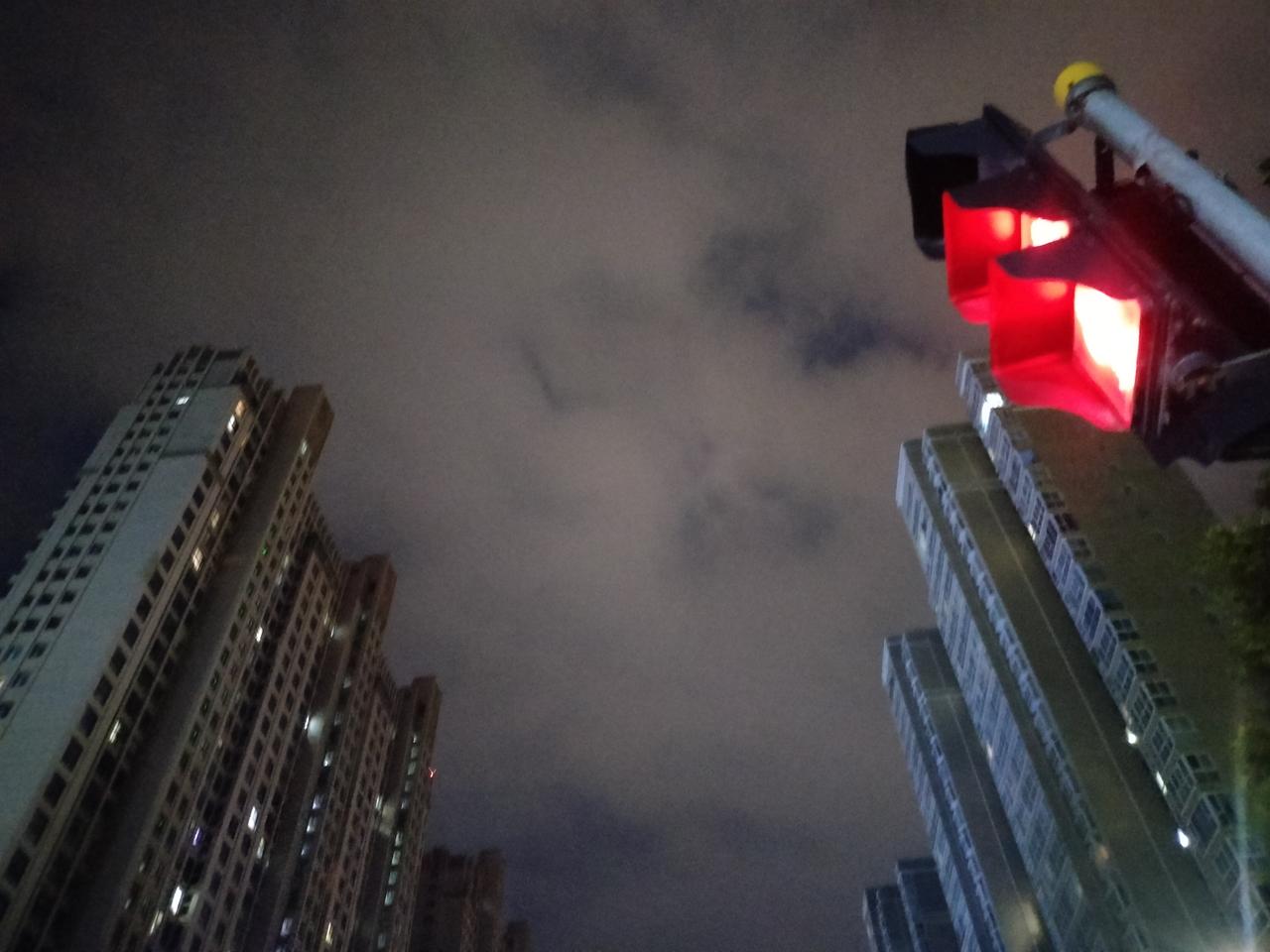 指望洛阳立秋后能凉快，却不料又是一秒入夏，天空天天积累着厚厚的云块，一团飘走一团