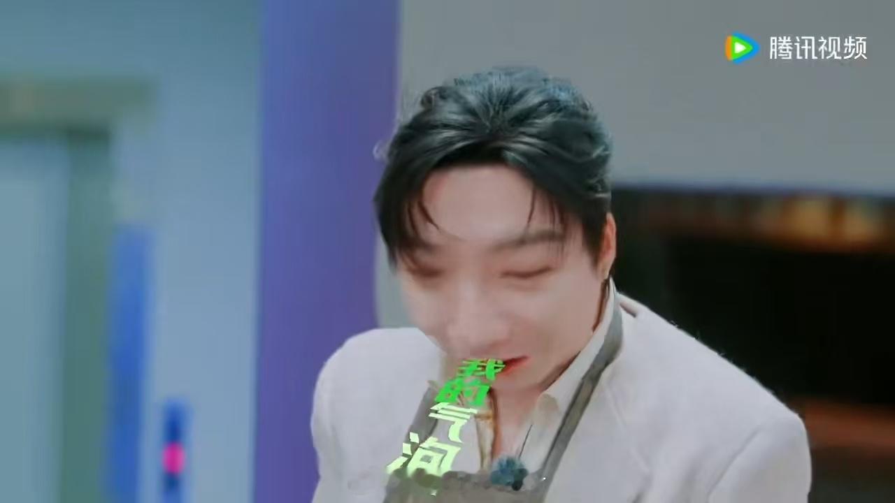 张凌赫让刘宇宁洒杯了开始推理吧 开始推理吧本期出现趣味小插曲，张凌赫意外碰倒刘宇