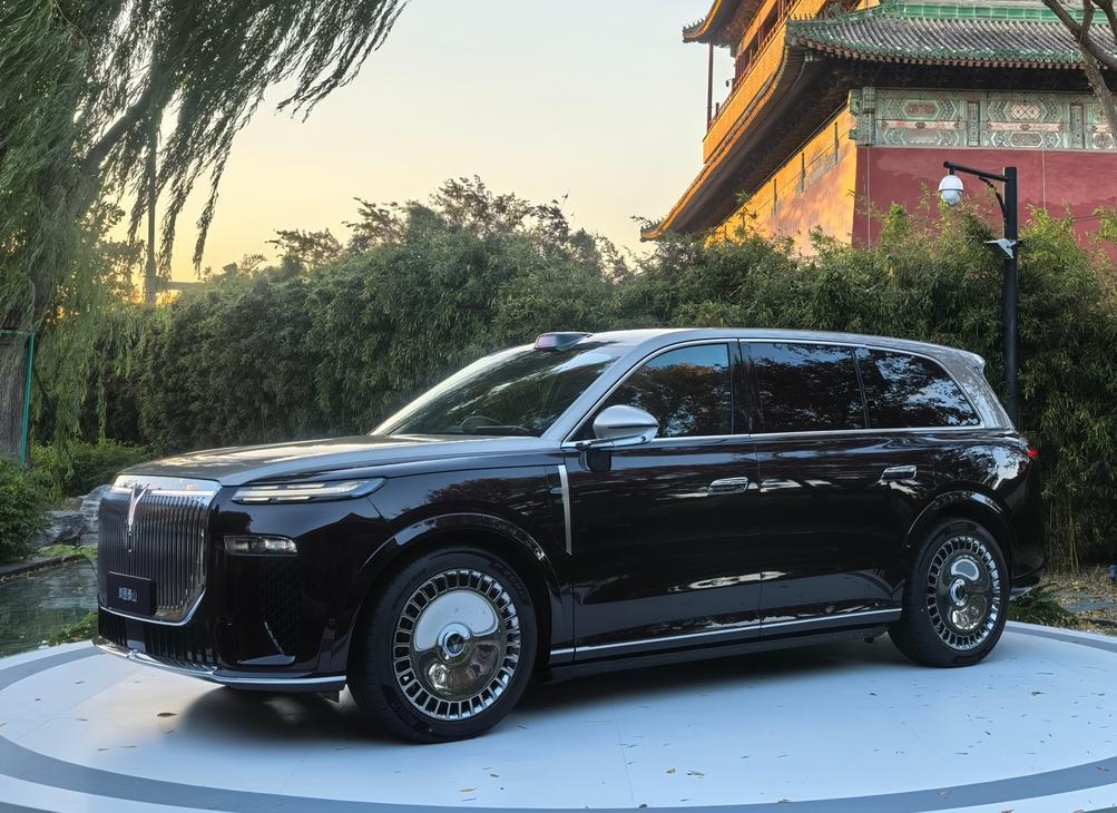 岚图汽车CBO邵明峰直言：今后大六座SUV市场，就看岚图泰山和问界M9。
近日，