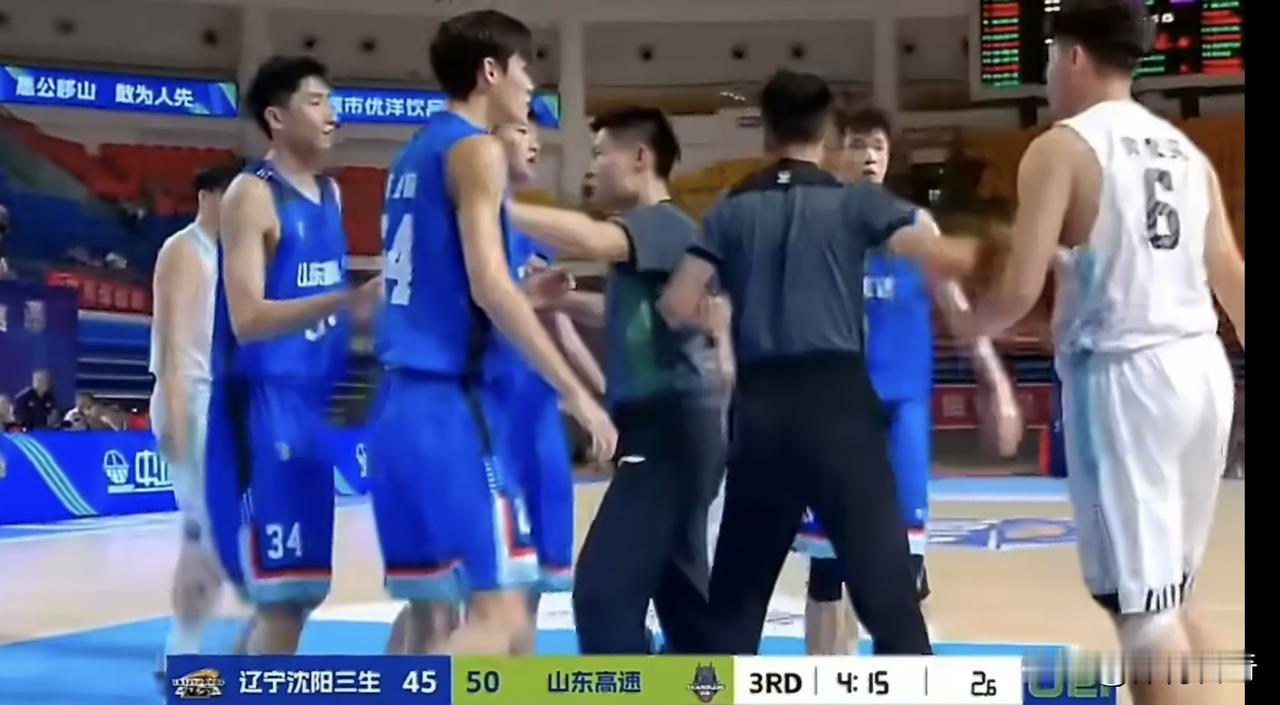 山东山高青年队在U21联赛中以A组第三的成绩和D组第二的天津荣钢青年队争夺一个八