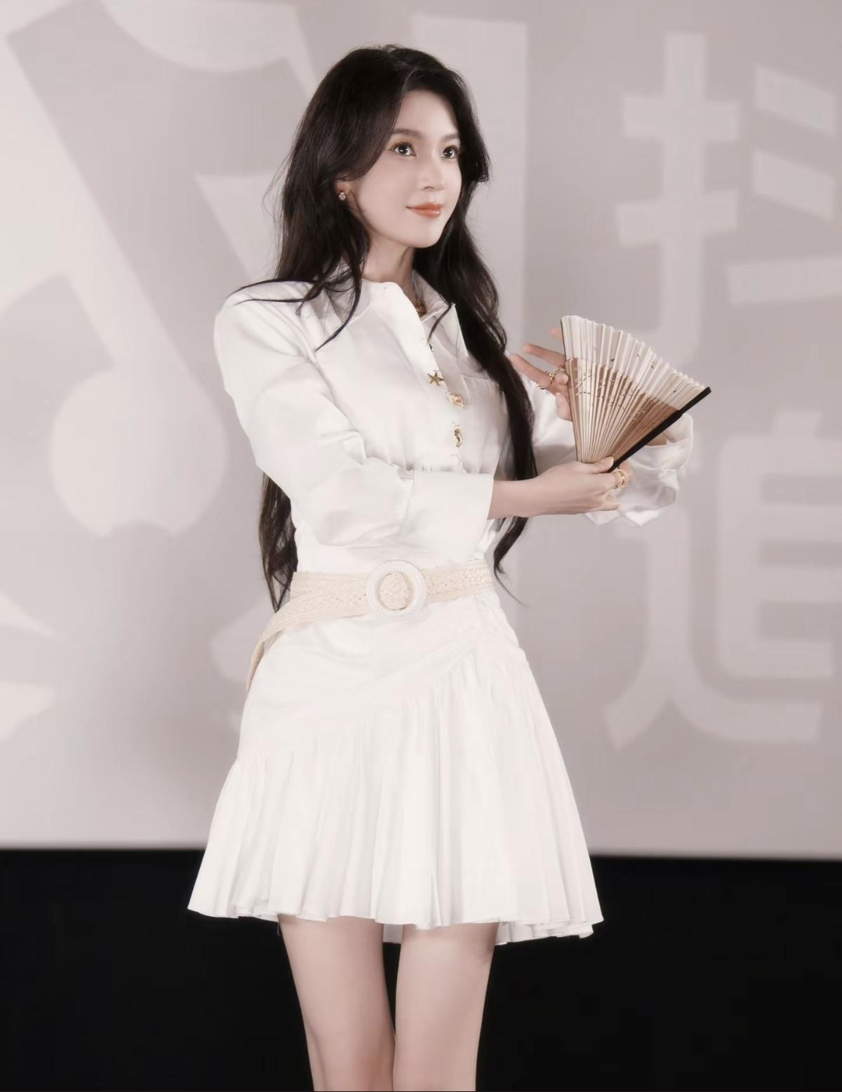 陈瑶一袭白衬衫短裙，执扇温婉，清冷气质拉满[赞]白裙配折扇，陈瑶兼具利落知性与东