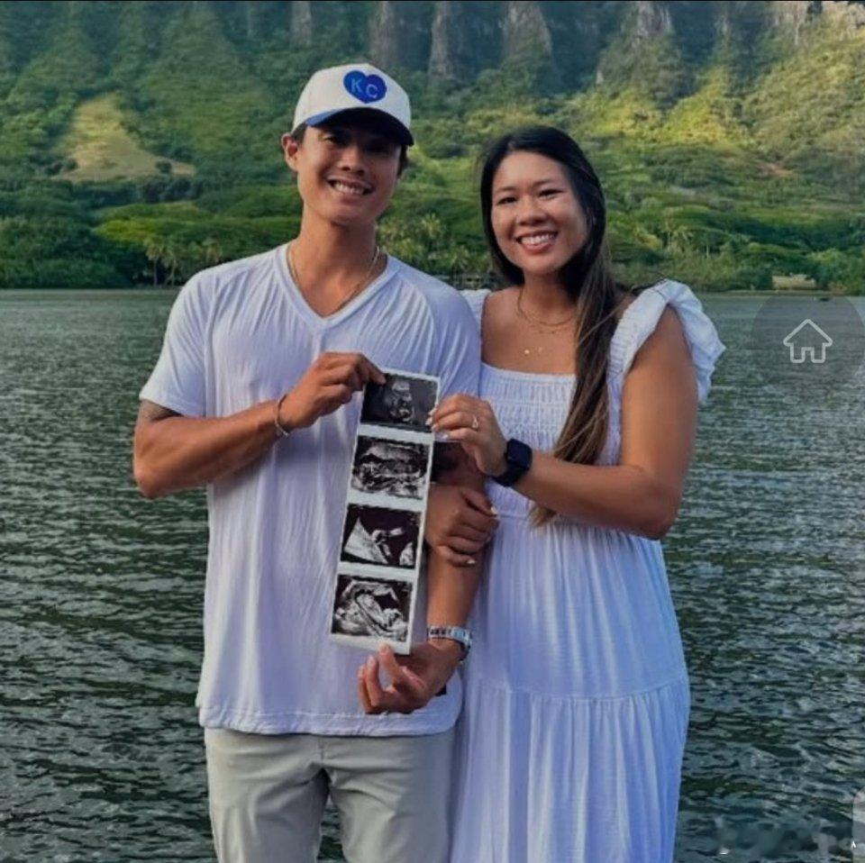 【小黄官宣怀孕】美国女排最近喜事连连，继罗宾逊怀孕之后，奥运会最佳自由人奥特兰斯