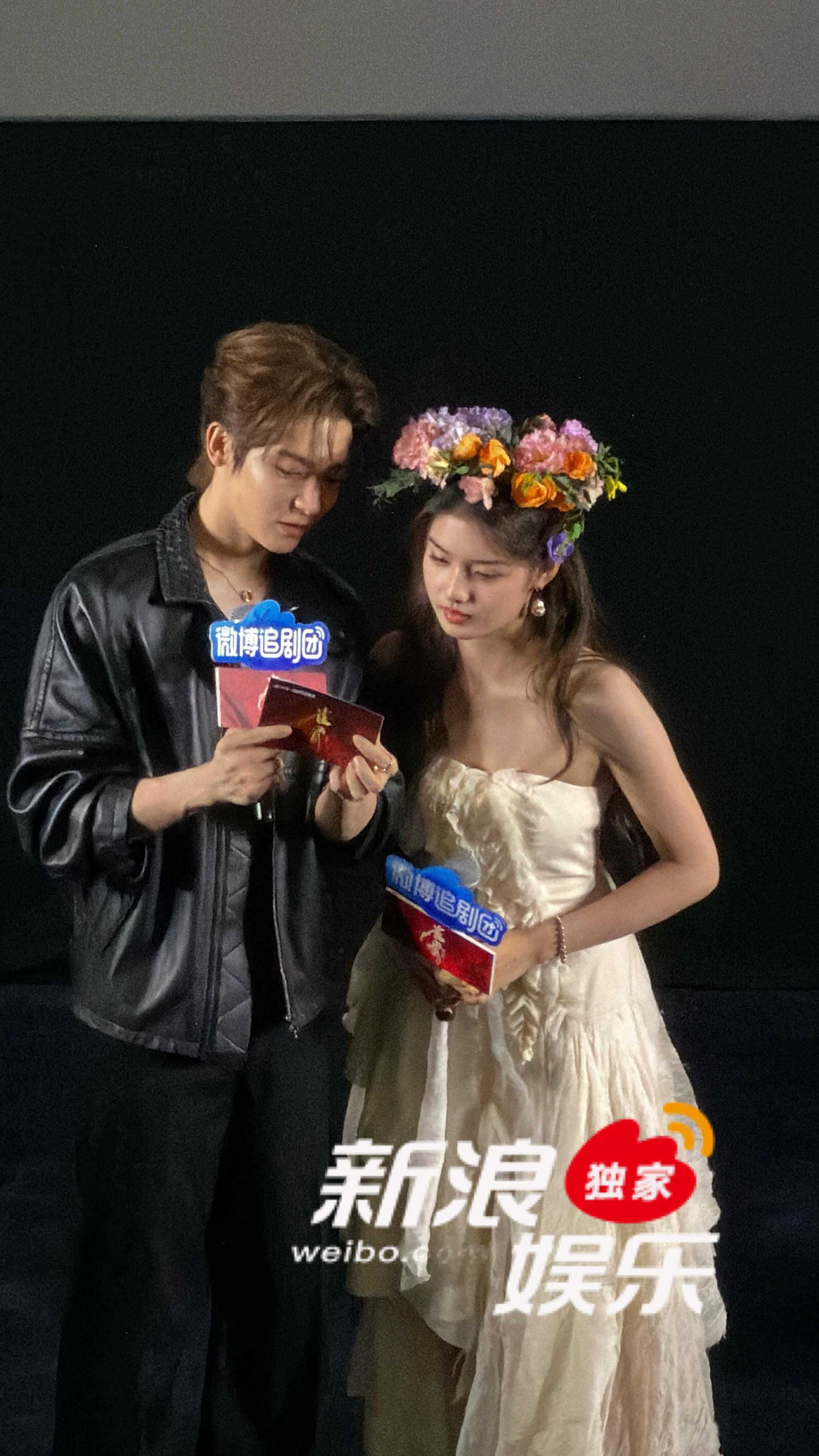 侯明昊艾米复刻名场面侯明昊给艾米戴花环