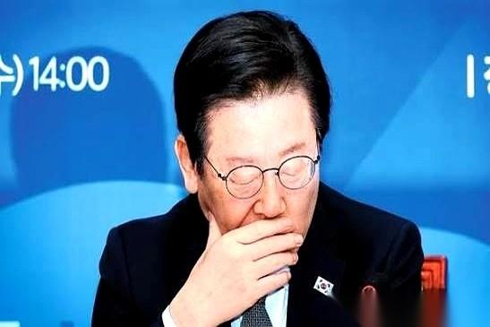 韩国半导体最近这事，简直像一出剧。
前脚还在高喊着要“摆脱依赖”，后脚一份内部报