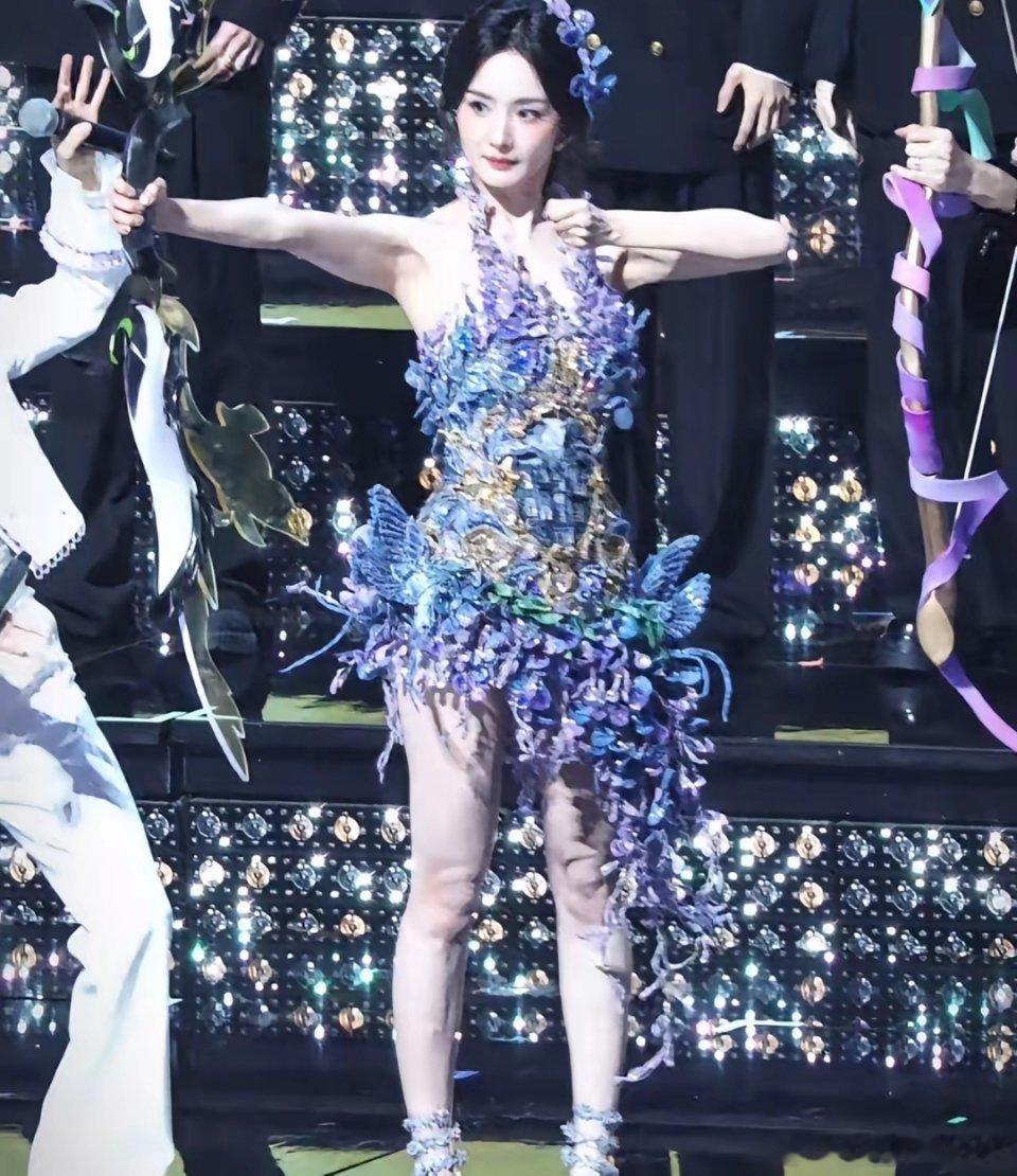想不明白，杨幂都40岁的人了为啥还打扮成这样？ ​​​