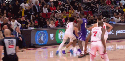 平框空接！今天詹姆斯彻底打疯了！
在今天NBA常规赛湖人对阵火箭的第四节比赛的最