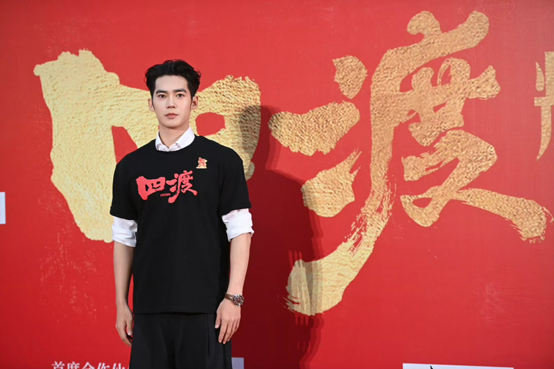 于适唱了给四渡写的歌于适为《四渡》写的《理想之歌》唱了。他说在剧组每天收工都走不