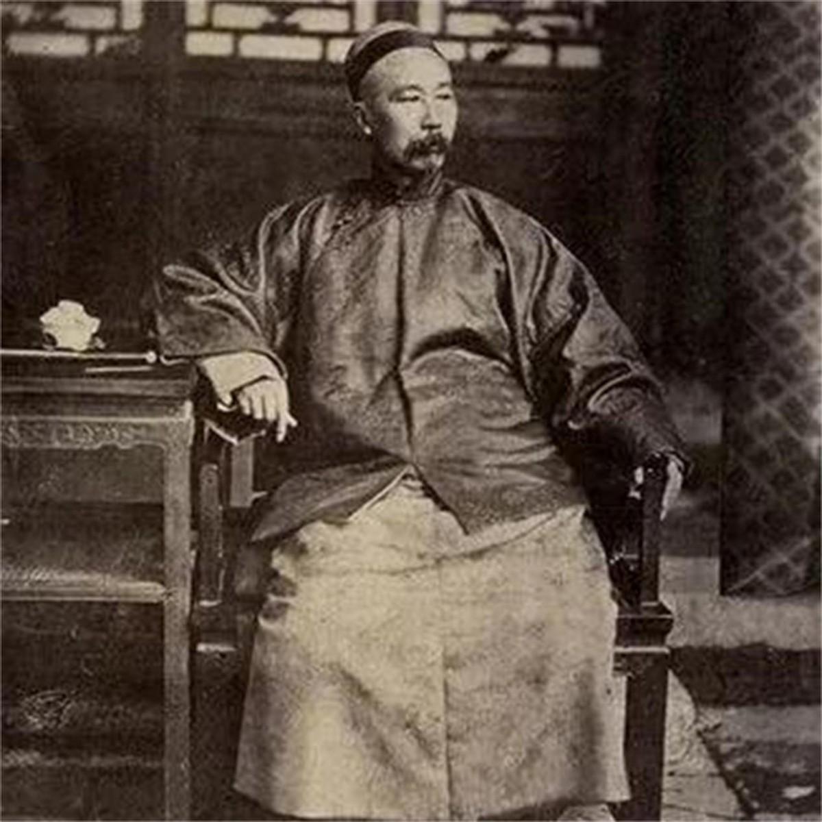 1861年，晚清三品官员肃顺被行刑时拒绝下跪，还当众怒斥慈禧是妖妇，没想他却被行