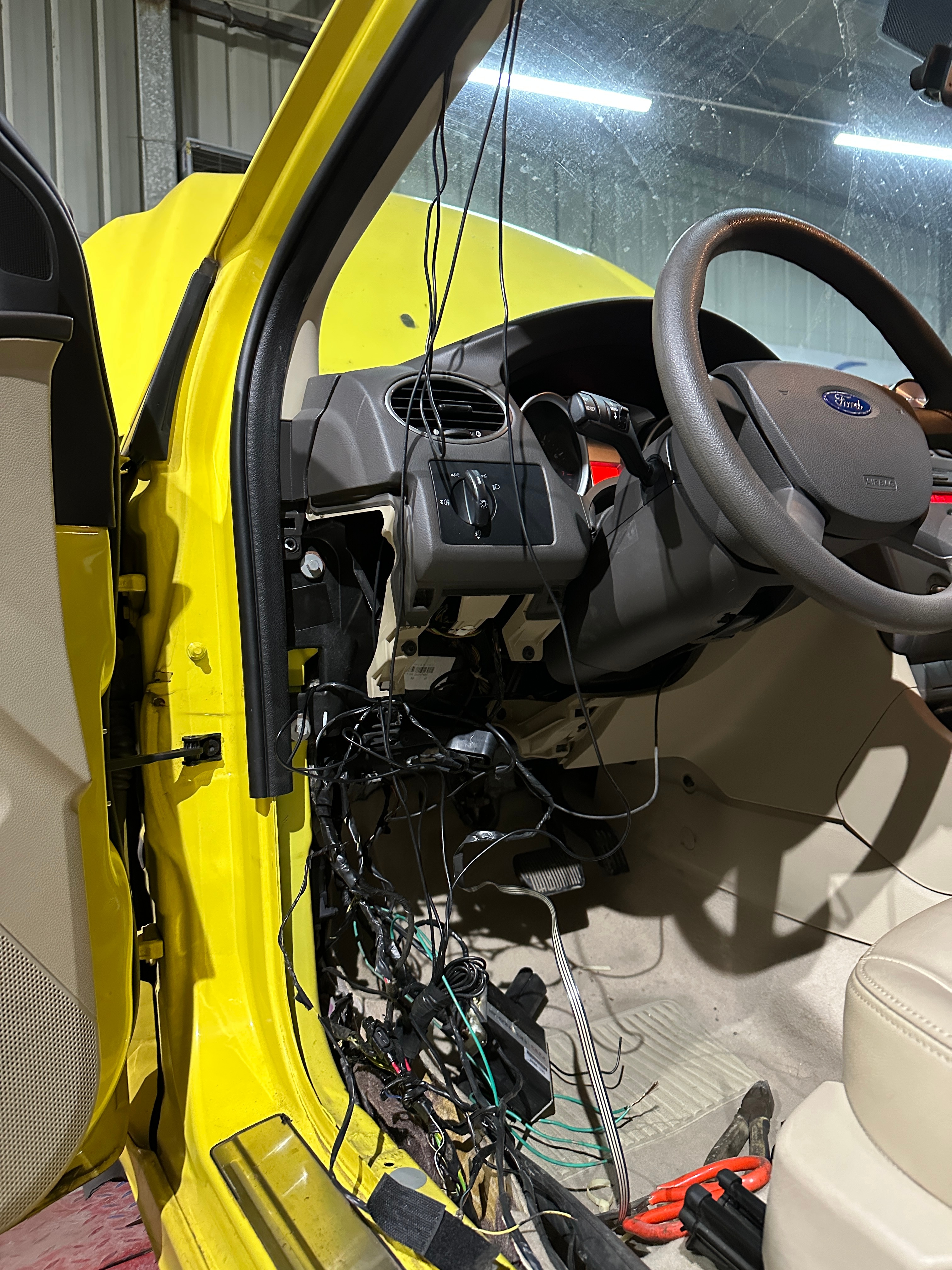 这他妈还是正常人干出来的事吗？电瓶老亏电，然后搞过来以后，我发现有电也打不着火。