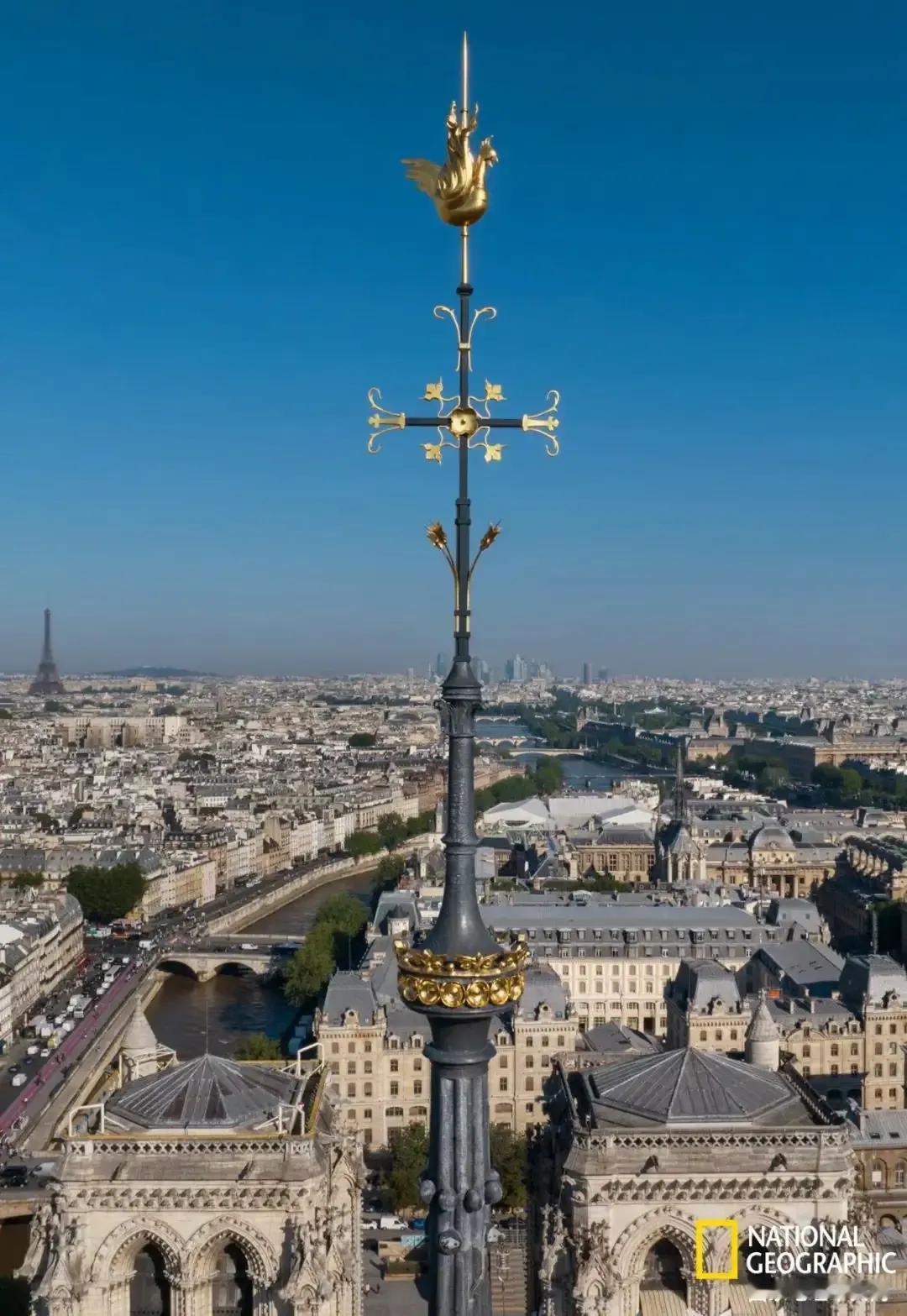 巴黎圣母院(Notre Dame)的标志性尖顶上有一只全新设计的镀金黄铜公鸡，它