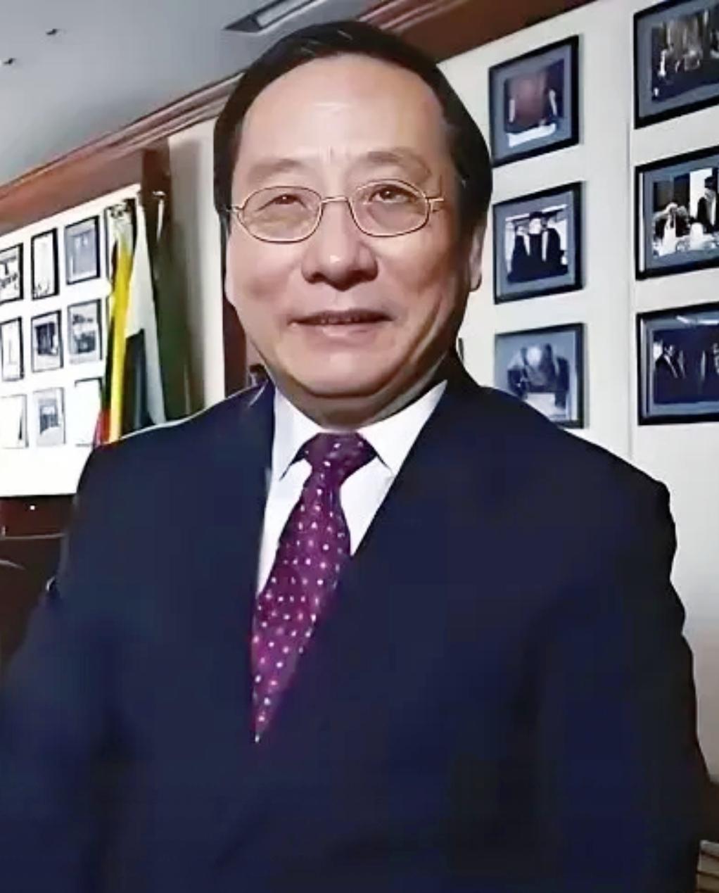 高志凯教授在一档电视节目中与美国学者就统一问题进行辩论。

面对美国学者关于“美