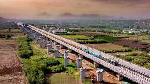 西十高铁陕西段正线铺轨323.93公里，铺设道岔45组，全线涉及长大坡道铺轨地段