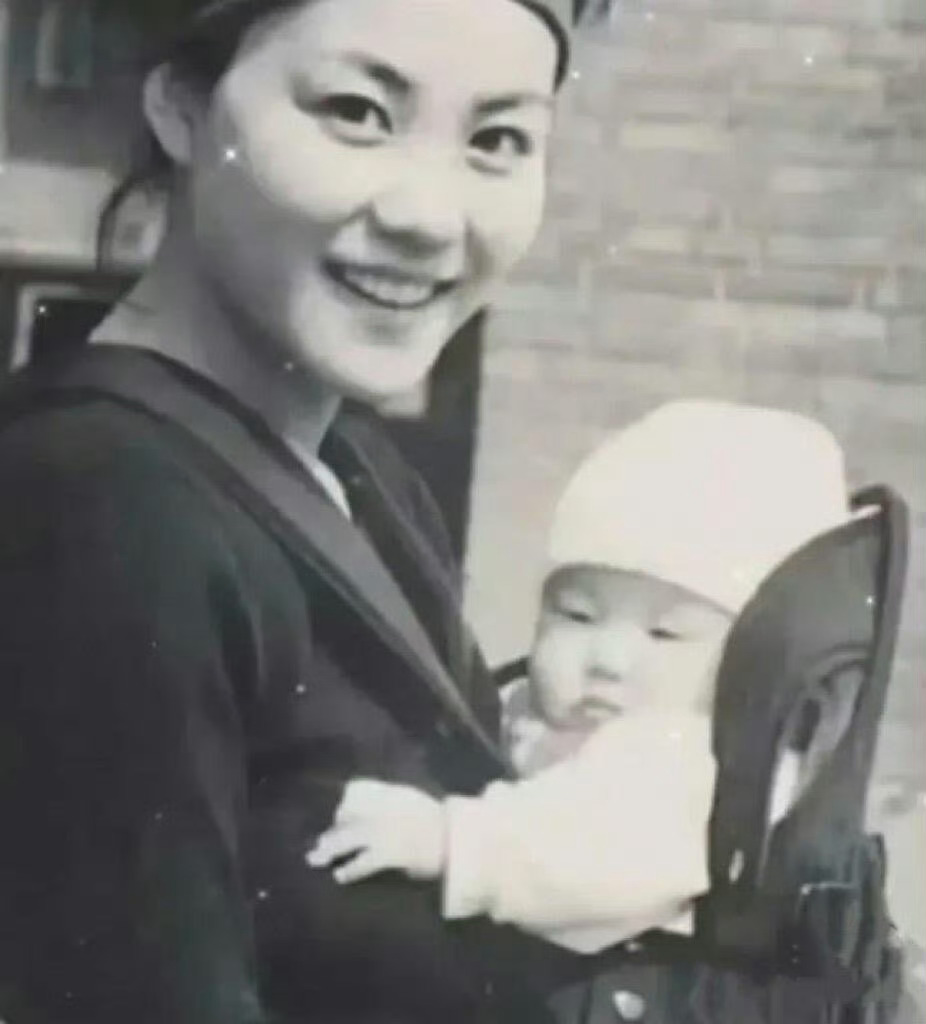 王菲和女儿窦靖童 ，可以看出王菲第一次当妈妈的开心 