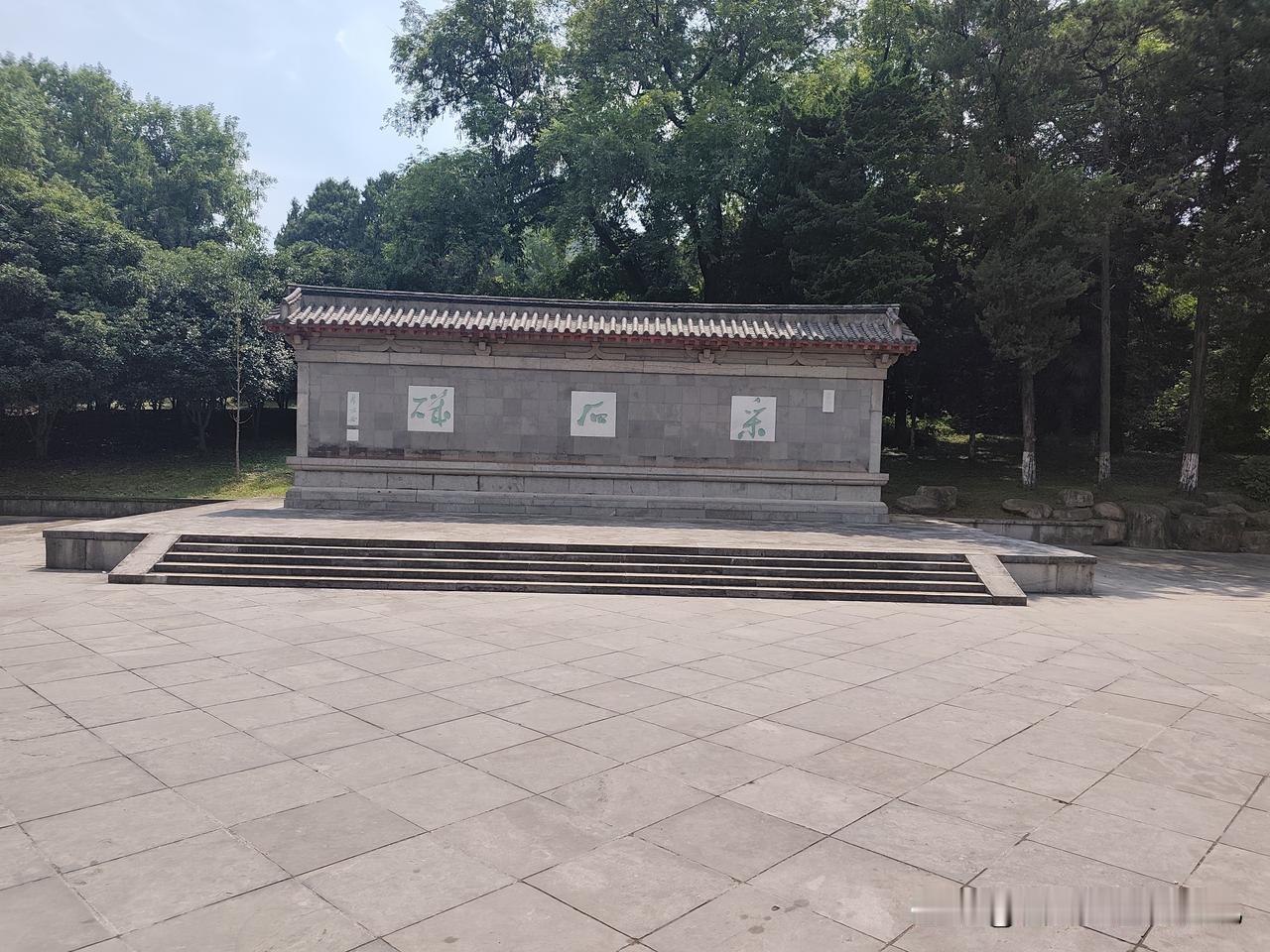 千年前，李白数次驻足采石矶，临江把酒、挥毫赋诗，以大江为墨、青山为纸，写下无数千