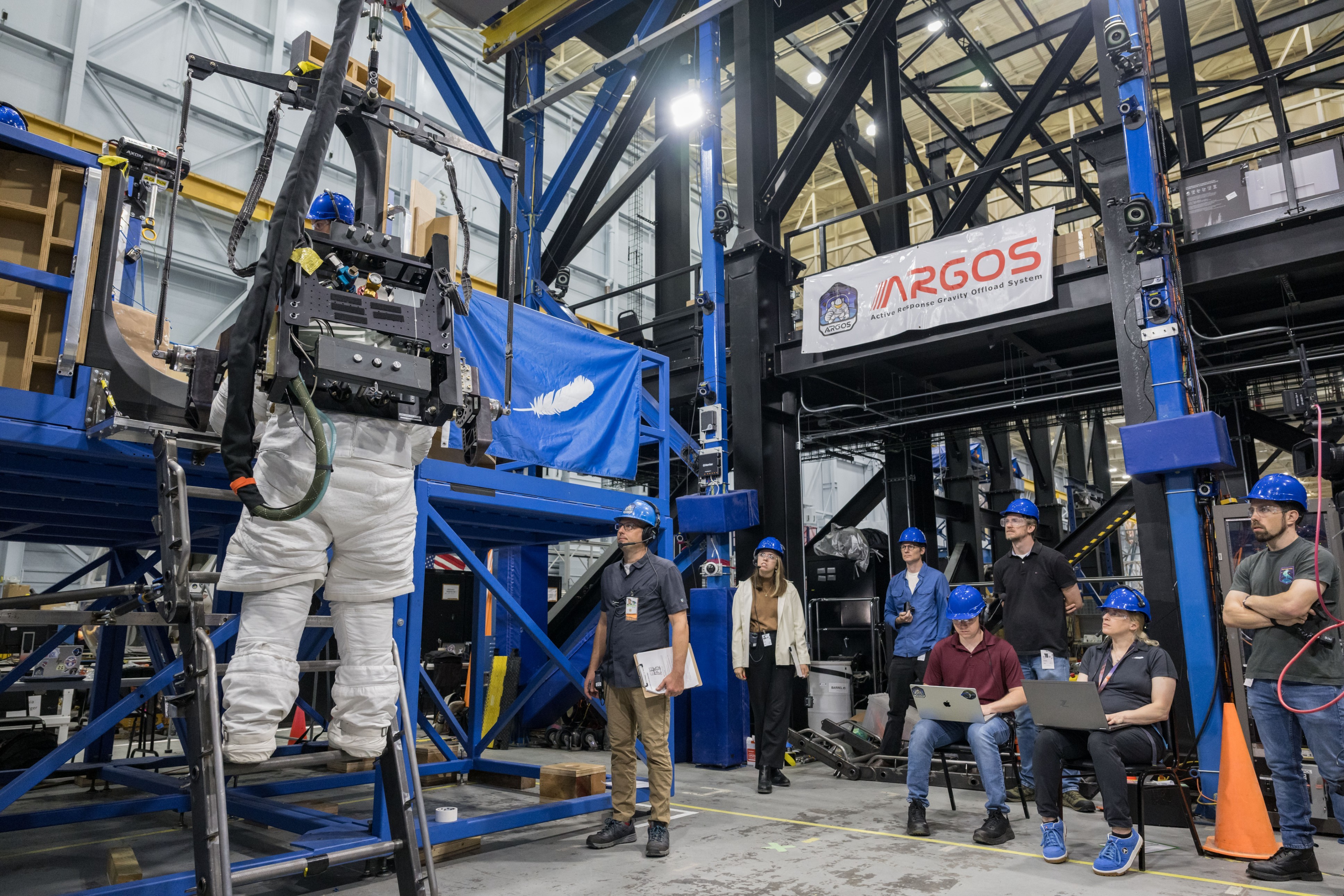 【蓝色起源完成蓝月亮MK2着陆器第三次加压服测试】蓝色起源（Blue Origi