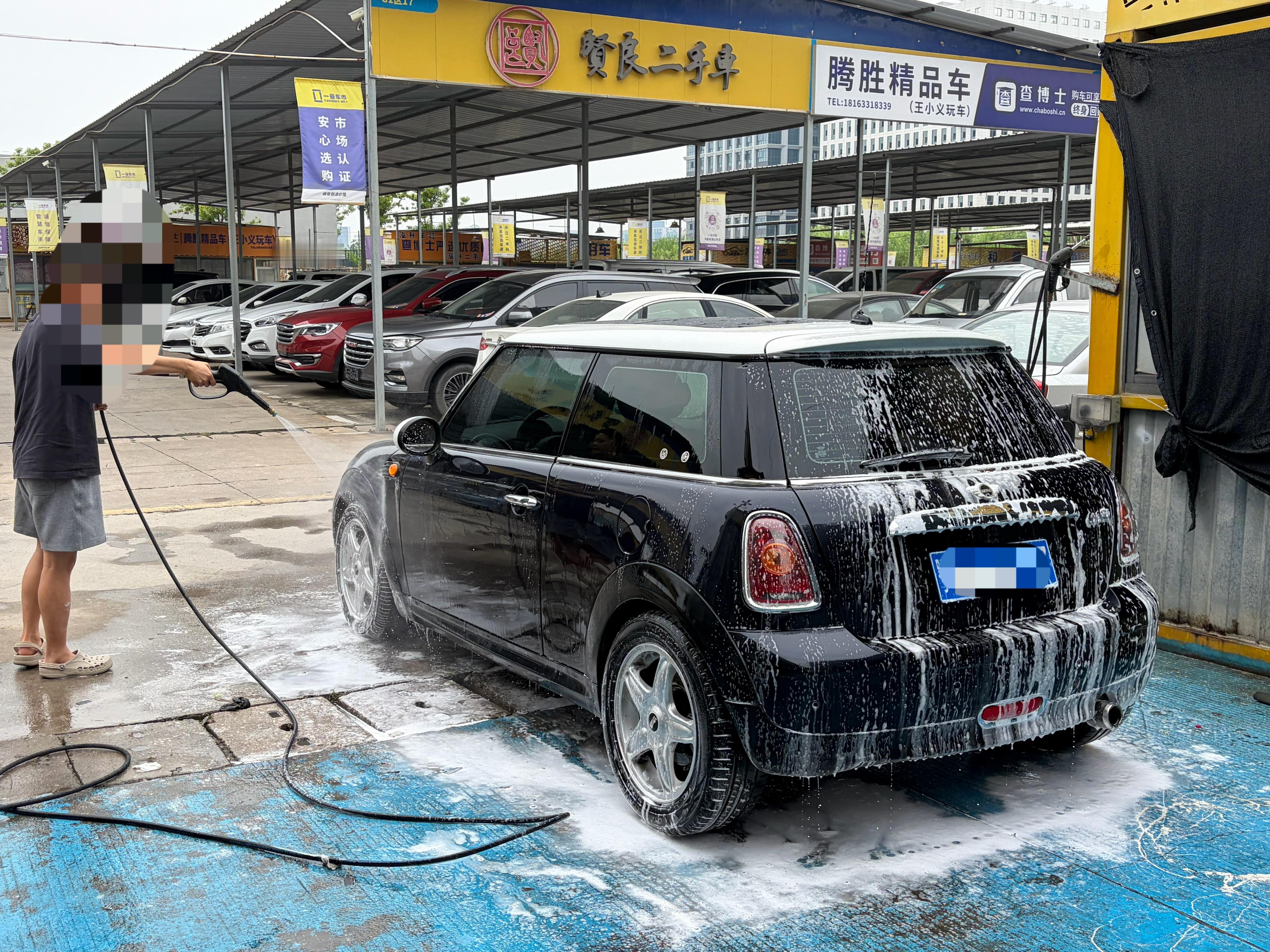 交付两个车。 武汉·一号车市
