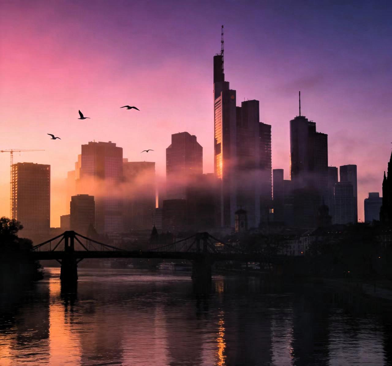 我认识一个朋友。
年轻时老公出轨，大家都觉得天塌了，她睡了一觉起来说：“那正好，