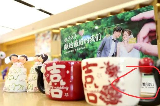 银行也开始发结婚证了...别天真，这不是浪漫，是真急了。

天津邮储银行泗水道支