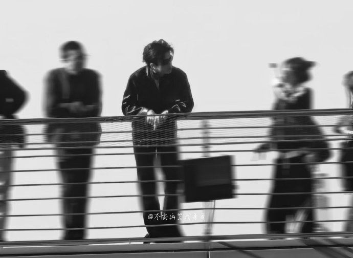 闫桉的腿像开了长腿特效 闫桉这腿也太长了吧，走近根本看不到脸，脖子以下全是腿啊，