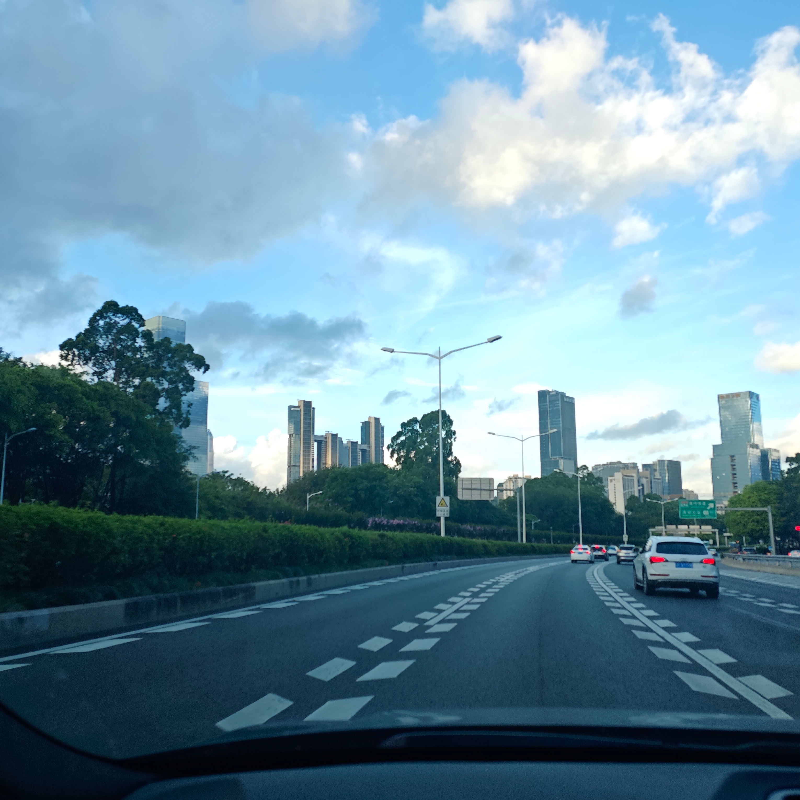 一路畅通到公司十五分钟，平常要开四十分钟，就是因为路上总有莫名其妙龟速前行的车，