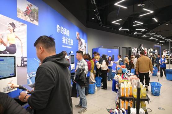 [太阳] 哑铃型消费席卷国内市场！有人熬夜比价抢9.9元包邮好物，转头豪掷三十万