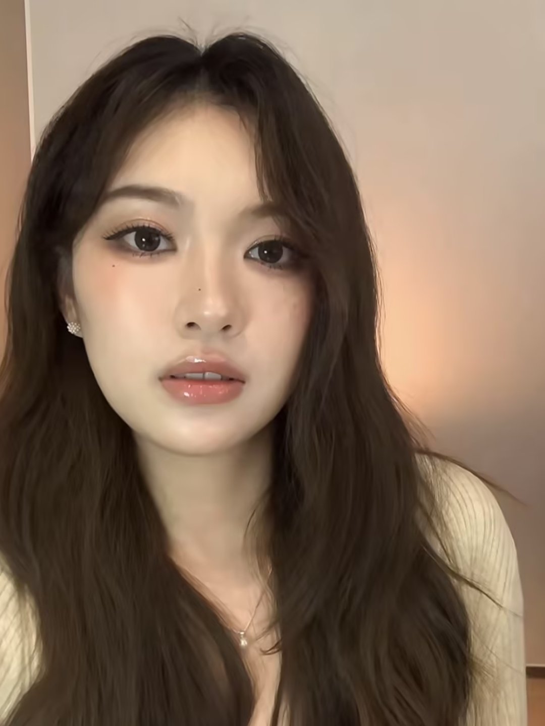 柔和棕色发型心得，修容低调内敛，侧脸阴影过渡自然，精准修饰下颌与颧骨。高光细闪细