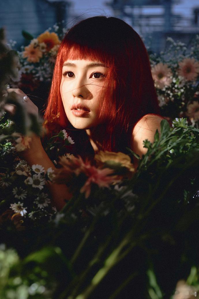 #白鹿红发涩谷辣妹##白鹿红色齐刘海#白鹿以惊艳的造型亮相，红发涩谷辣妹风格十足