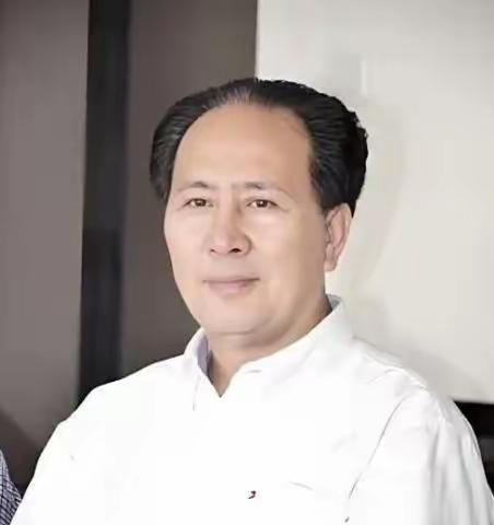 看到这张照片，你一定会想他是谁呢？他是河南平顶山市中级人民法院的行政庭庭长许国寅