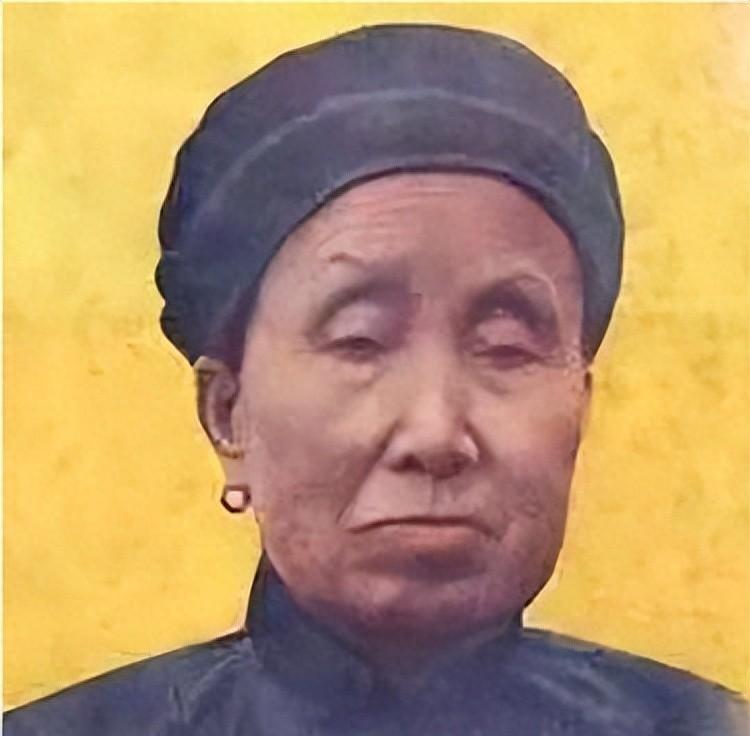 1950年，面对蒋介石追随者求情，周总理与毛主席有何不同决策？最终坚持枪决但优待