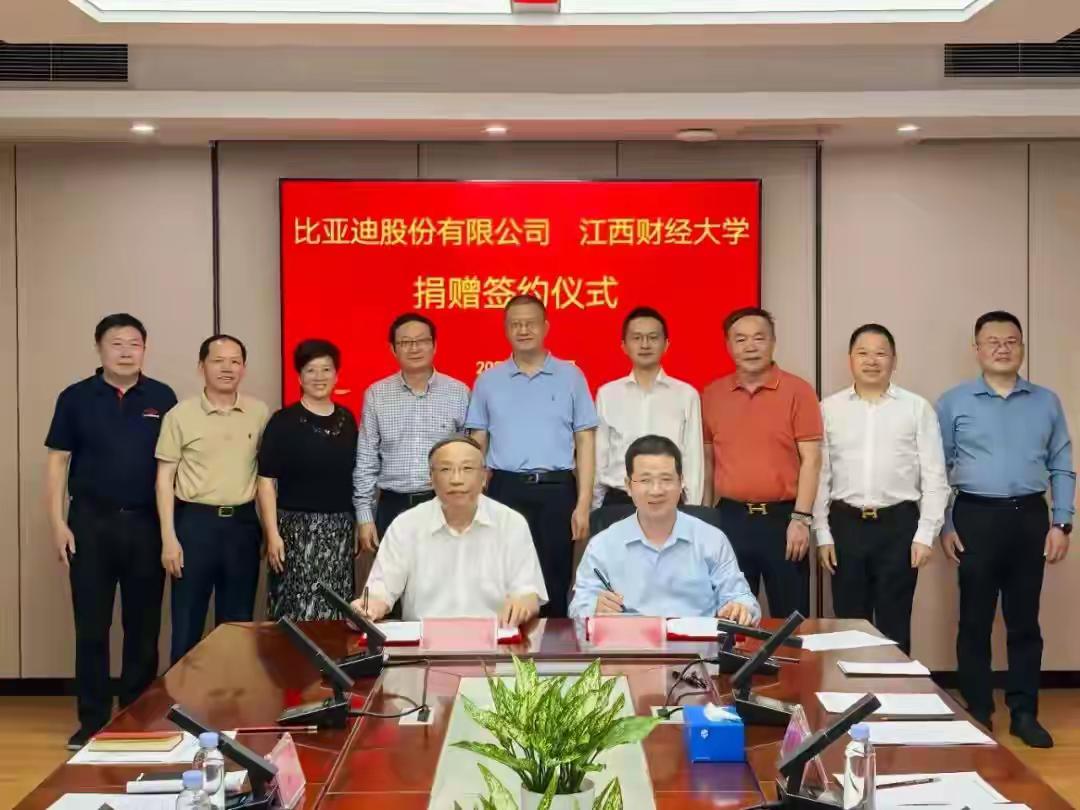 帮助江西财经大学的毕业生解决了200多个就业岗位，还捐款了300万现金给江西财经