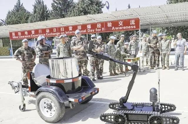 美国的航母在中东被伊朗导弹追着跑，中国的陆军却在俄罗斯的土地上教东盟国家怎么扫雷