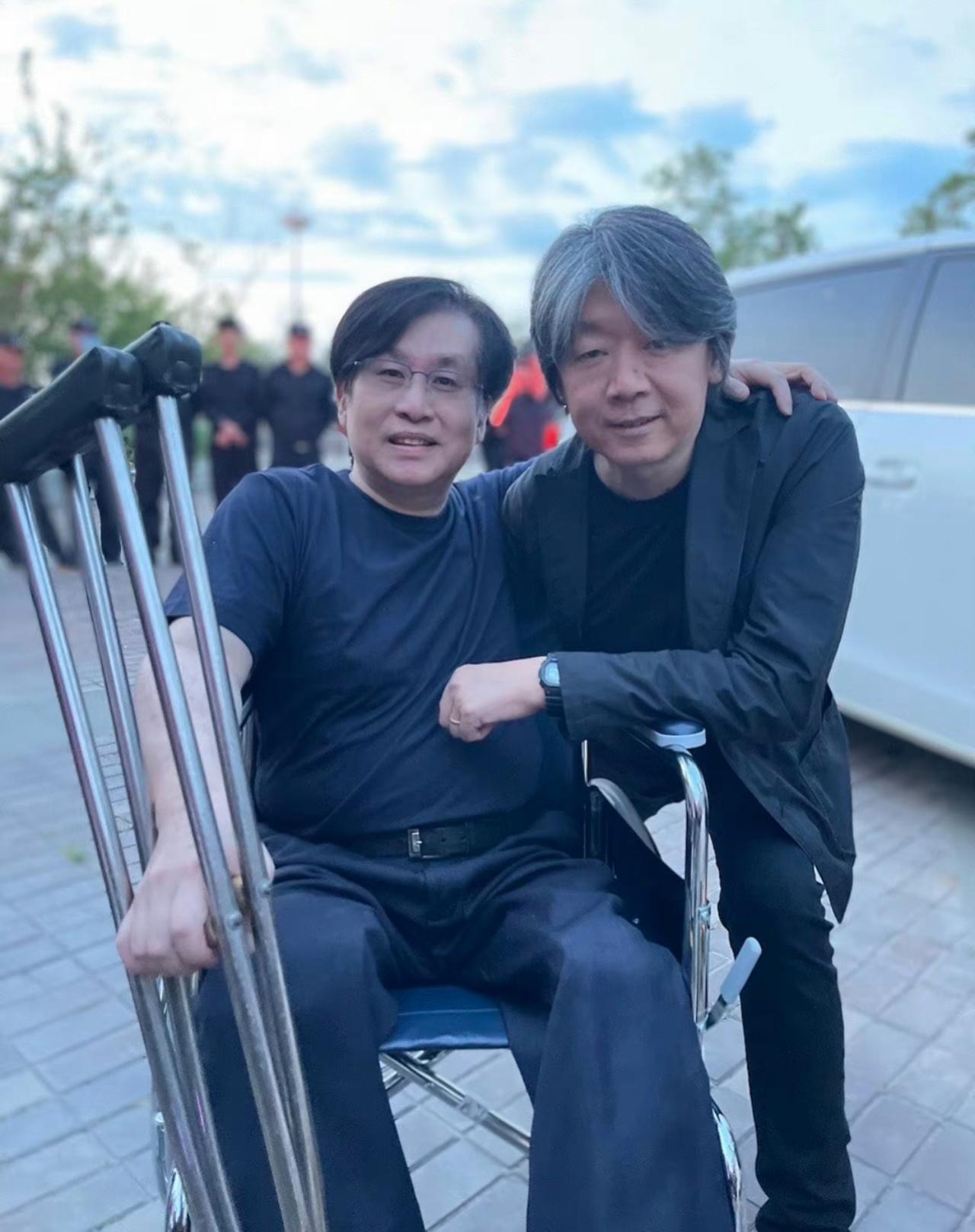 郑智化的长相与气质都有点冷峻，在公开场合经常绷着脸，给人一种不好惹的感觉，这张与