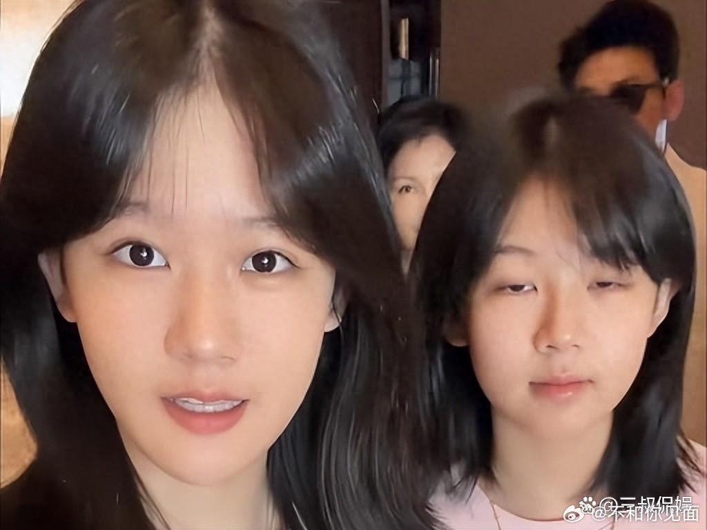 陆毅一家逛南京吃红楼宴，四人都戴金项链很贵气，一顿饭花2000多 ​​​
