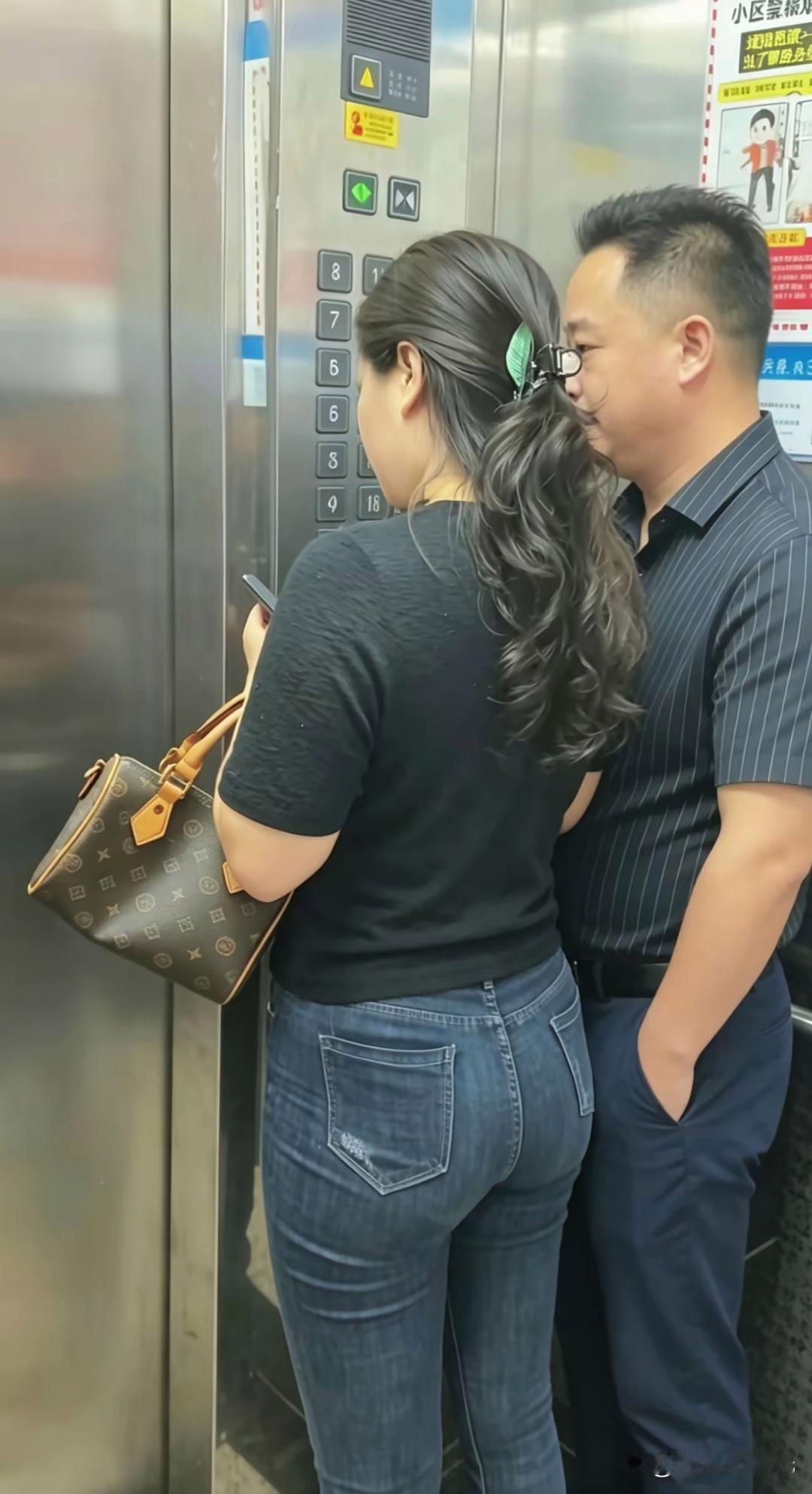 47岁的老阿姨穿这样，只要自己不尴尬，尴尬的就是别人，你说是吗