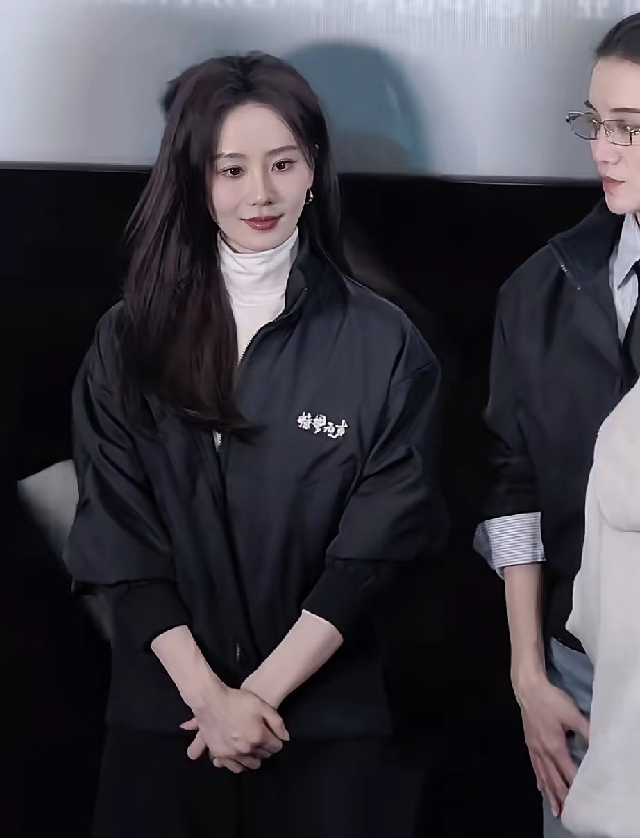 刘诗诗这个人不能细看细看之后就会发现，娇柔做作，媚俗这些在她身上，一点也没有。昨