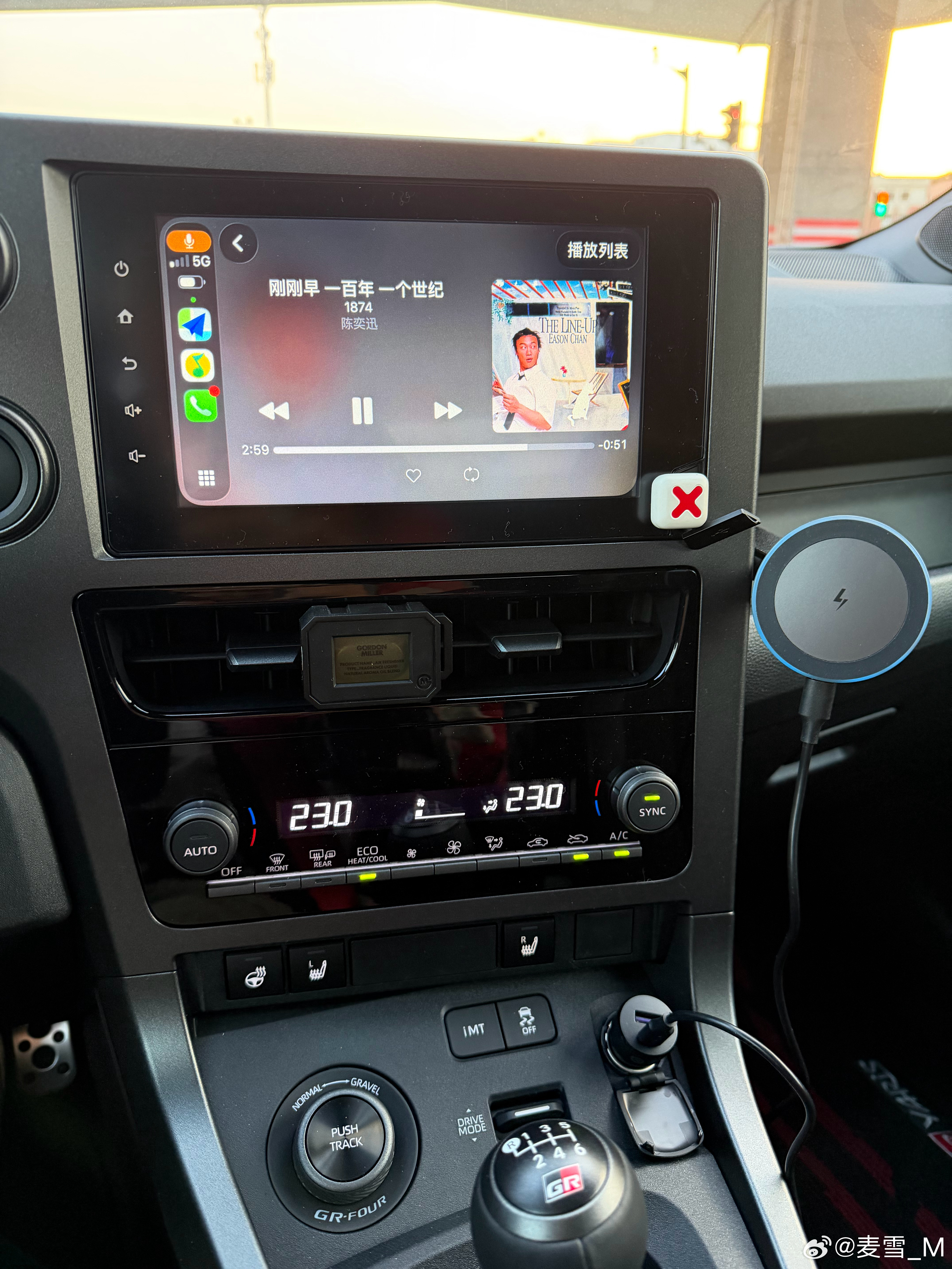 该买的配件买一下，磁吸支架，无线carplay，再配个简单香薰可以了。简简单单的